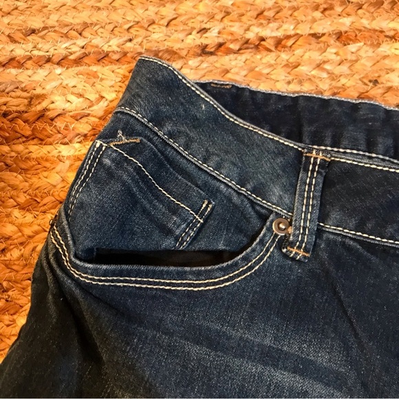 ▪️2.1 Distressed Denim Shorts - Picture 2 of 10